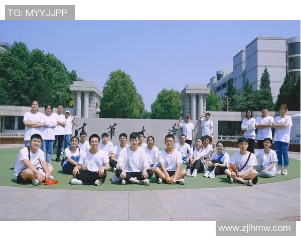 中国足球球星手中紧握的荣耀与梦想：逐梦之路上的奋斗与蜕变