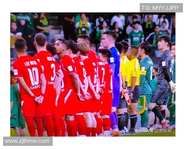 足球巨星比赛中意外受伤流血坚持拼搏感动全场球迷